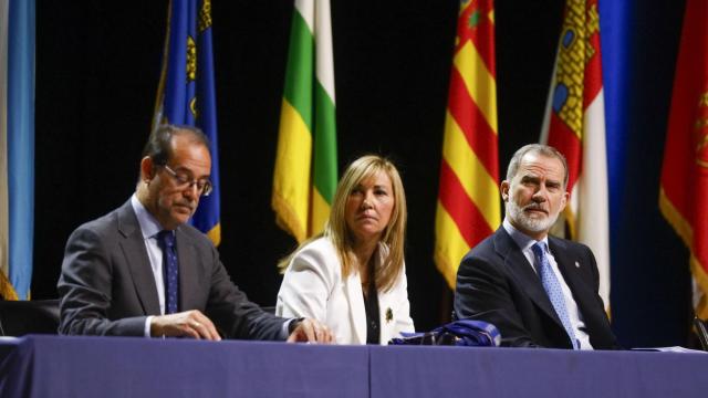 El rey Felipe V (d )y la presidenta del Poder Judicial, Isabel Perelló, junto al vicepresidente del Tribunal Supremo esta mañana en Barcelona./