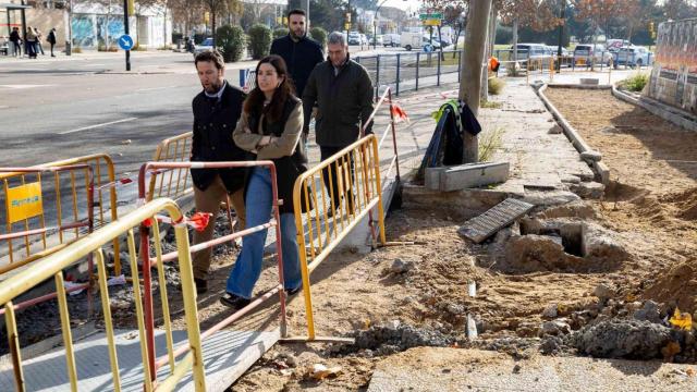 La consejera de Movilidad, Tatiana Gaudes, visita la zona donde se construirá el nuevo carril bici.