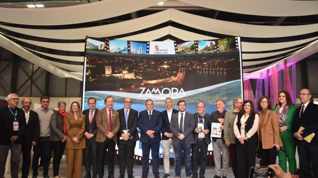 El presidente de la Diputación de Zamora, junto a alcaldes y concejales en el estand de Castilla y León