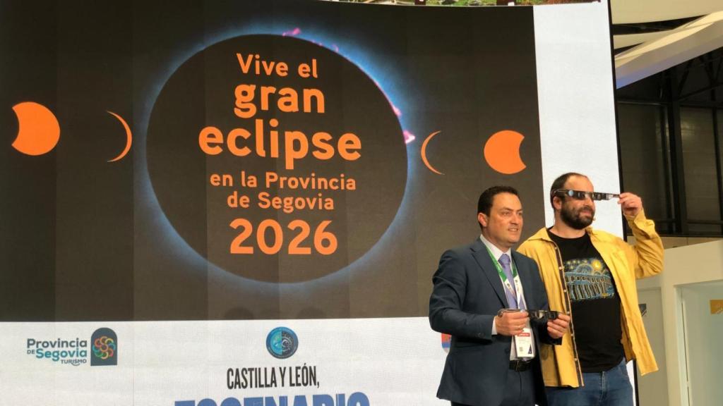 El diputado del Área de Turismo, Javier Figueredo y el astrónomo segoviano Carlos González con las gafas con las que se podrá observar el eclipse solar