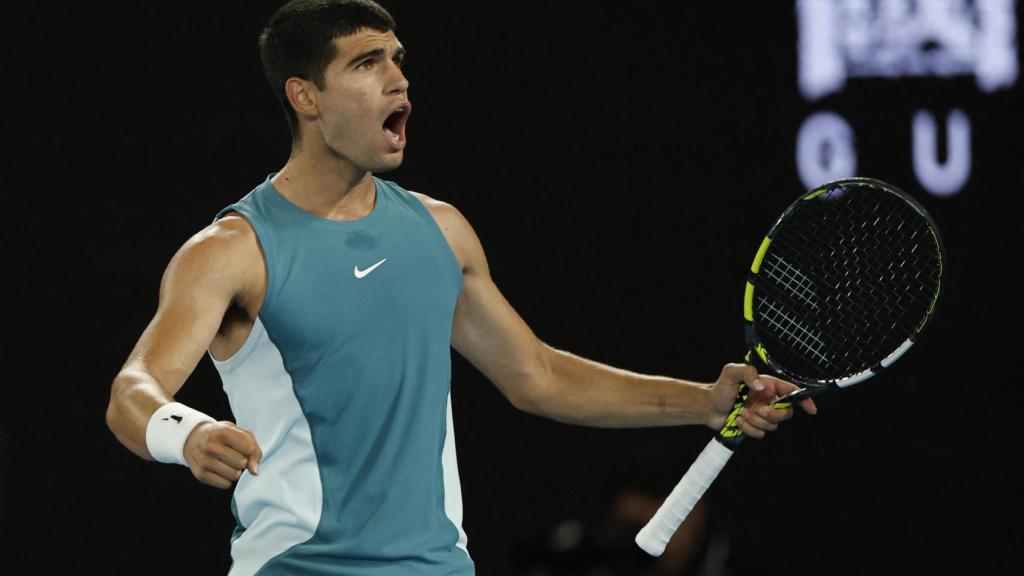 Carlos Alcaraz celebra un punto ante Novak Djokovic.