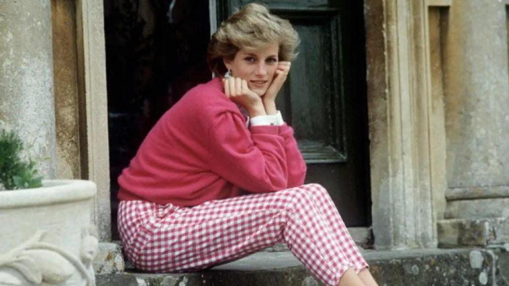 Diana, sentada en un escalón de su casa, Highgrove House, en Doughton, Gloucestershire, el 18 de julio de 1986. Biblioteca fotográfica de Tim Graham vía