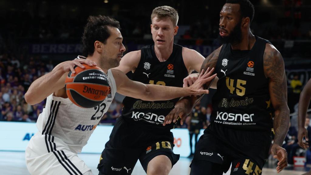 Llull se dirige a canasta contra la defensa de Donta Hall.