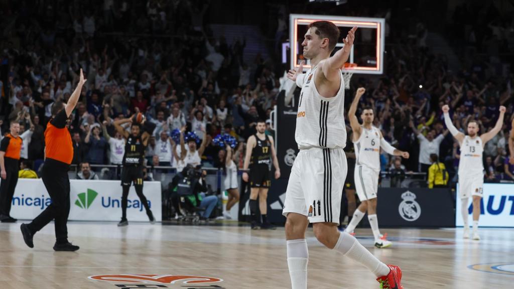 Mario Hezonja celebra el triple en el último segundo del partido.