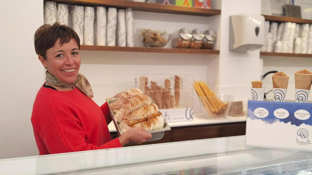 Belén Pallarés con uno de los sabores que prepara en su heladería Livanti Gelato di Sicilia.