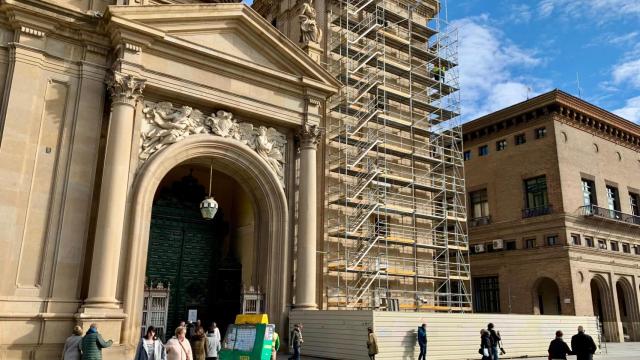 Los andamios han empezado a colocarse en la torre de Nuestra Señora del Pilar.