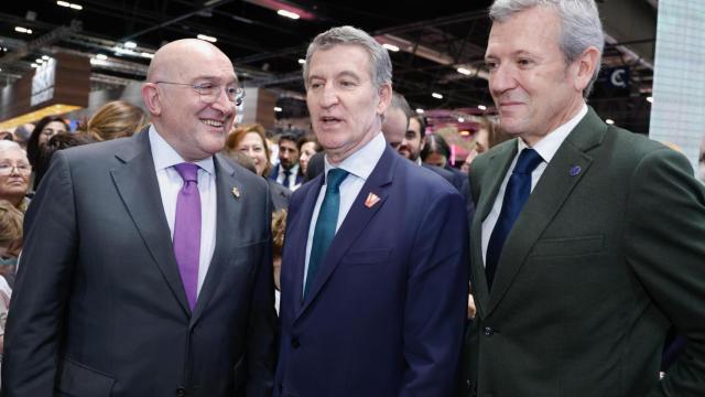 Jesús Julio Carnero junto a Alberto Núñez Feijóo y Alfonso Rueda en Fitur.