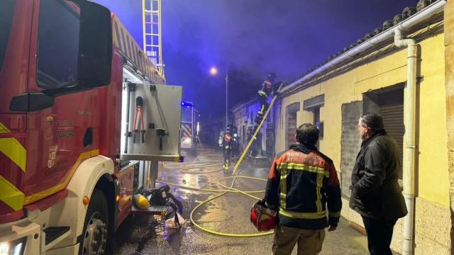 El presidente de la Diputación, Javier Faúndez observa la extinción de un incendio en una vivienda de la provincia