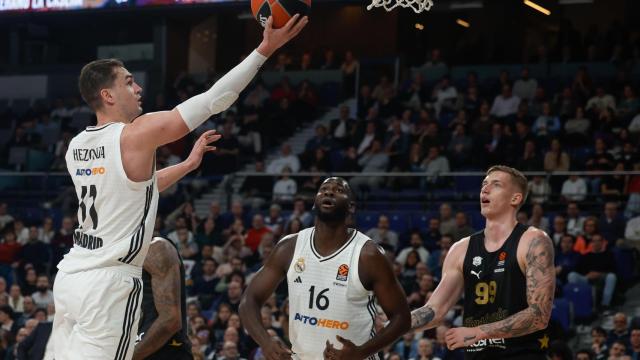 Mario Hezonja entra a canasta en el partido ante Baskonia.