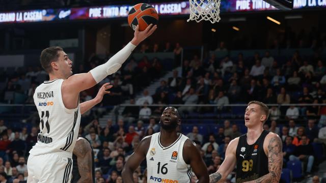 Mario Hezonja entra a canasta en el partido ante Baskonia.