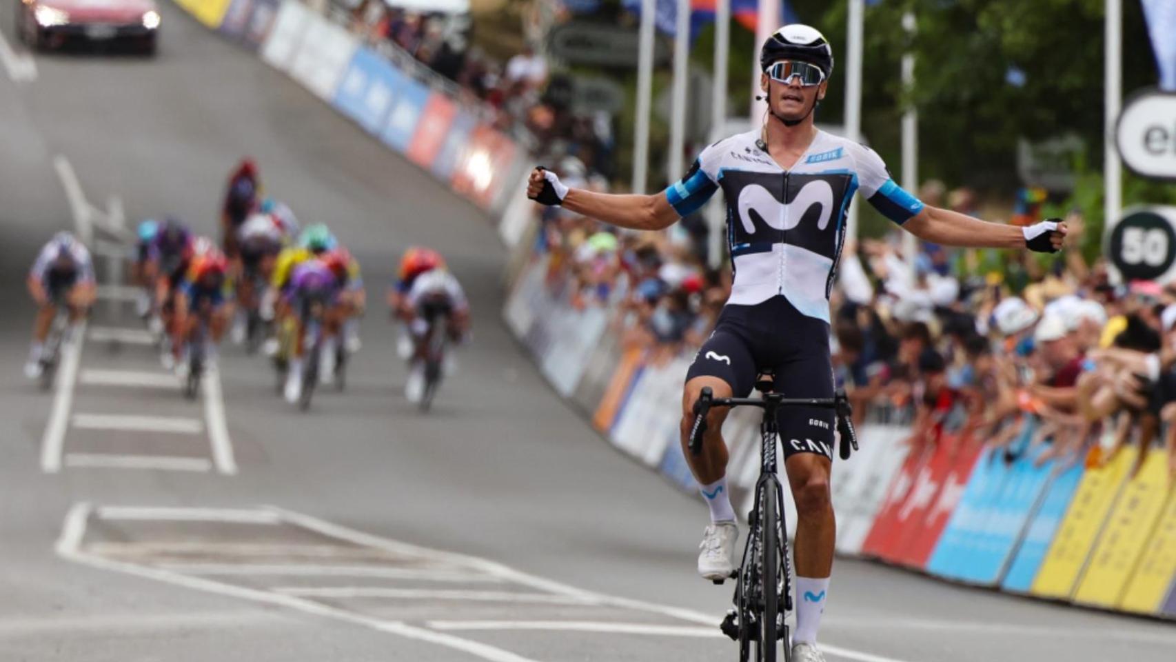 Javier Romo celebra su victoria en el Tour Down Under.