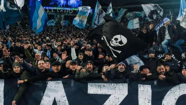 Varios ultras de la Lazio hacen el saludo fascista en la grada.