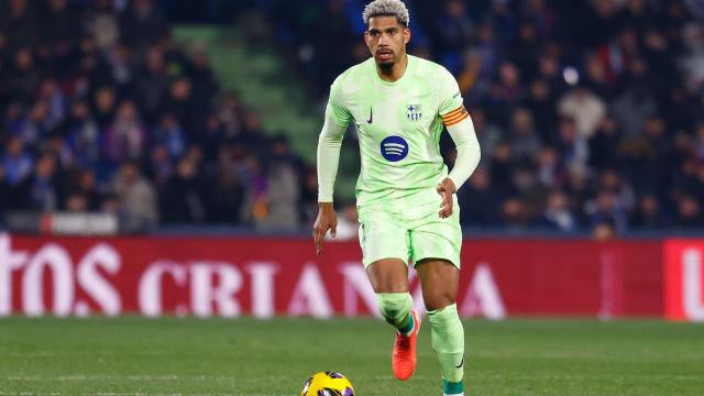 Ronald Araujo conduce el balón durante el partido ante el Getafe.