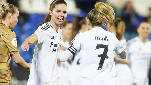 Signe Bruun celebra con Olga Carmona el primer gol del partido.