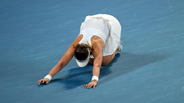 Paula Badosa, en el suelo en el partido ante Sabalenka.