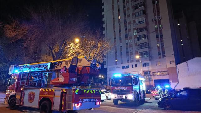 Dotaciones de bomberos en la calle Río Alberche de Toledo.