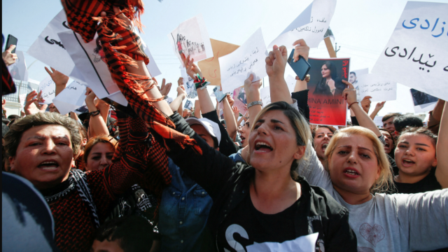 Manifestantes kurdos protestan en Erbil, Irak, por la muerte de Mahsa Amini, 2022.