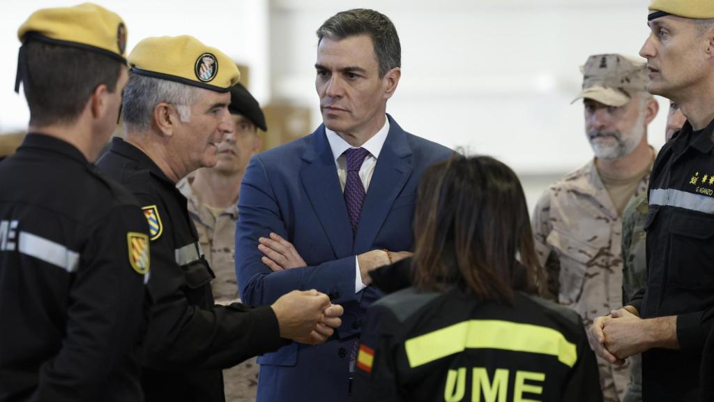 El presidente del Gobierno, Pedro Sánchez, durante su visita a las unidades del Ejército en Bétera (Comunidad Valenciana).