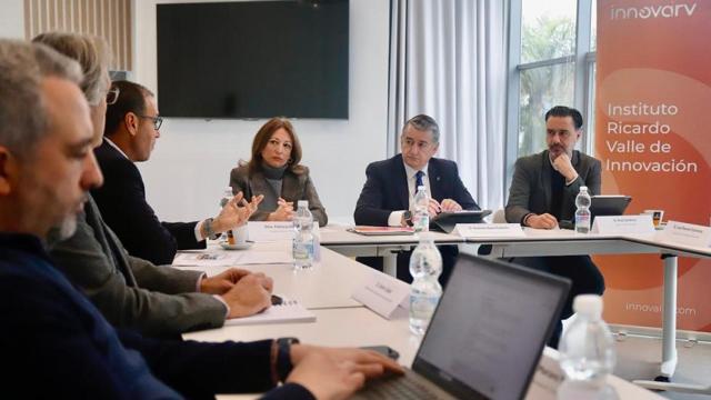 El consejero de la Presidencia, Antonio Sanz, durante la la reunión mantenida con la Fundación Instituto Ricardo Valle de Innovación (Innova-IRV).