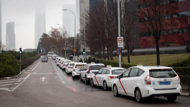 La fila de taxis en la avenida de Pío XII