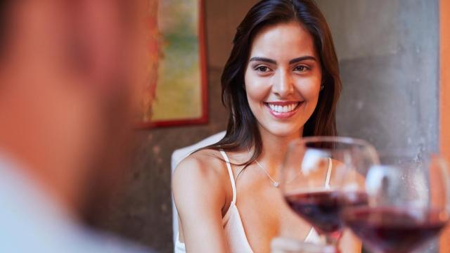 Mujer brindando con vino.