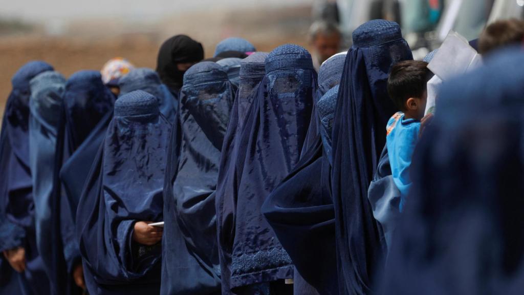 Mujeres afganas desplazadas esperan recibir ayuda económica para personas desplazadas en Kabul, Afganistán, el 28 de julio de 2022.