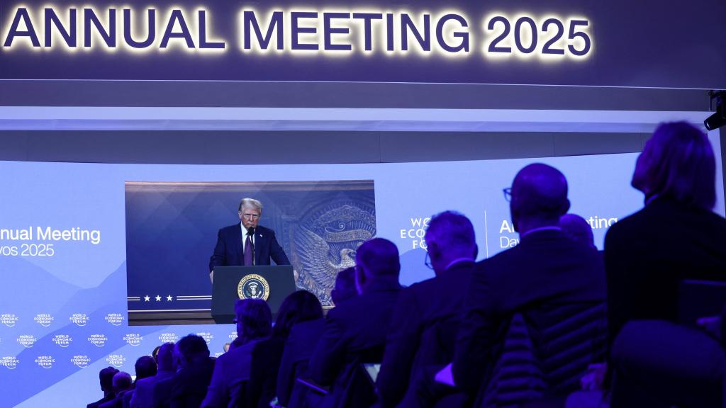 Donald Trump, en pantalla, ante los asistentes al Foro de Davos.