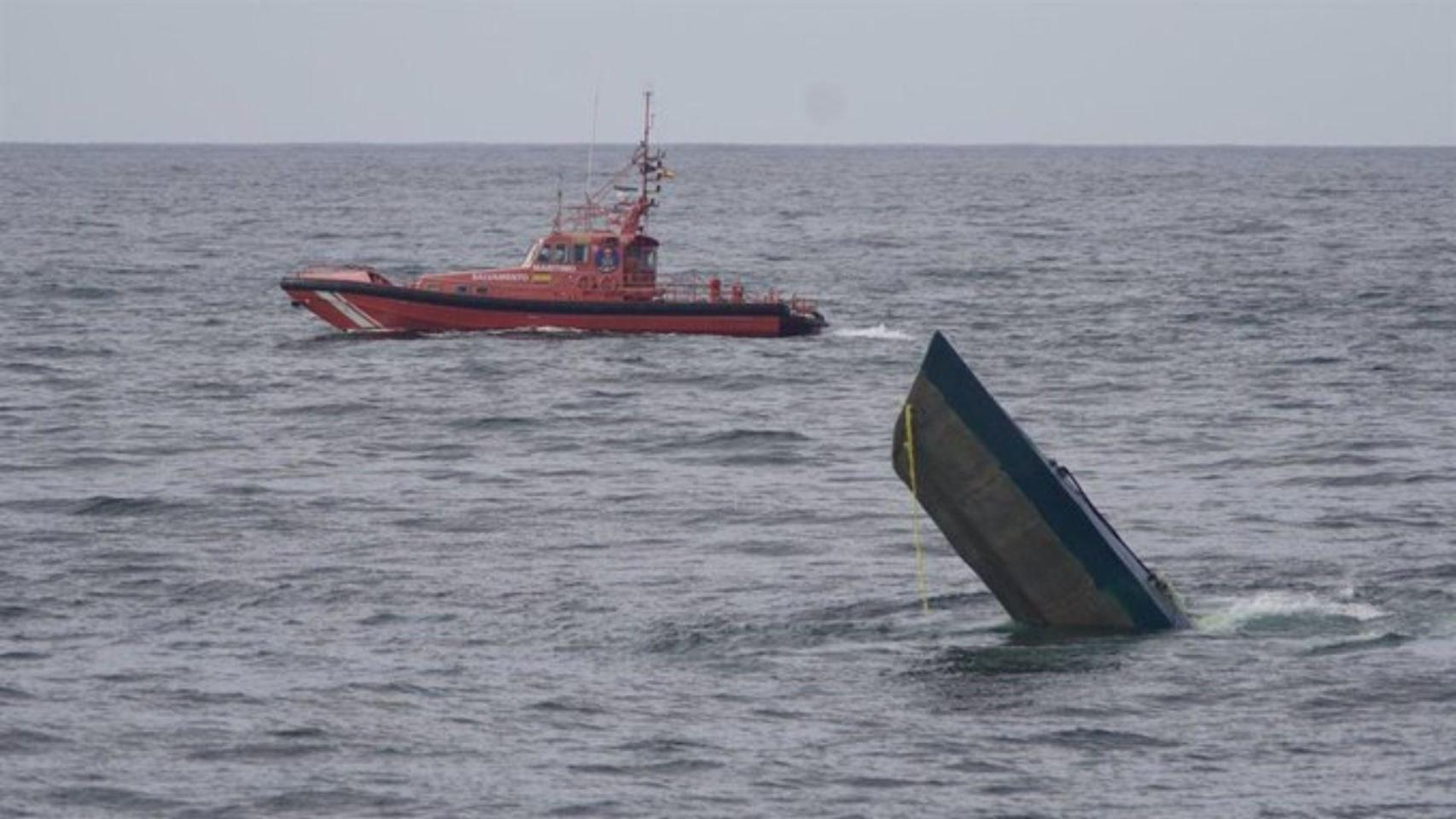 Comienza el traslado del narcosubmarino hallado en la Costa  da Morte (A Coruña)