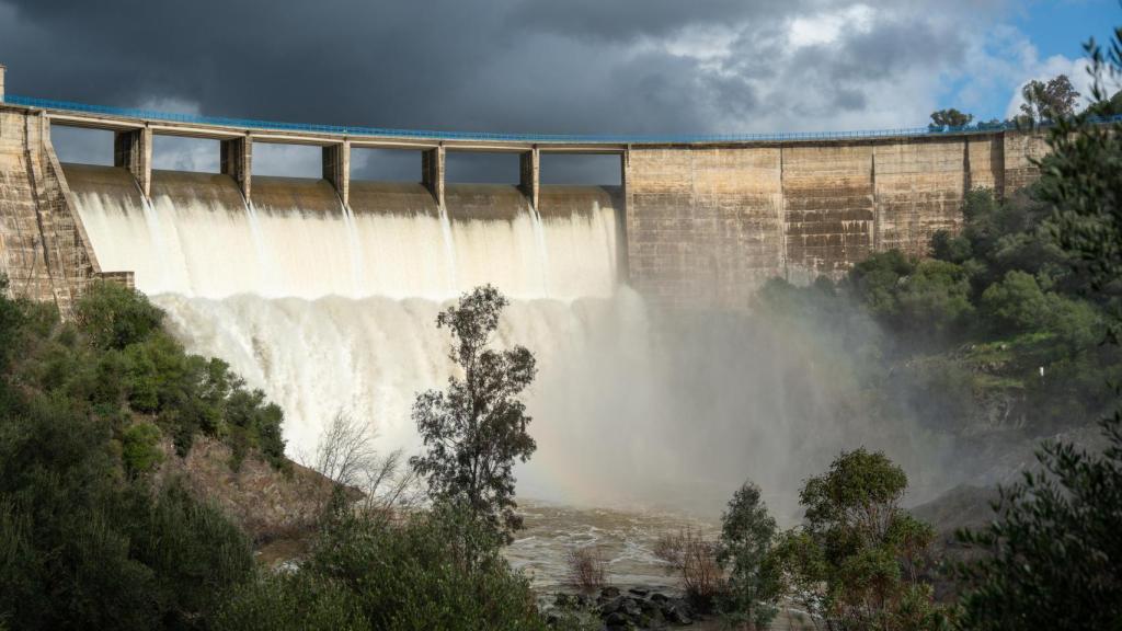 El embalse del Gergal en Guillena, desembalsando agua tras las lluvias de la borrasca Garoé.