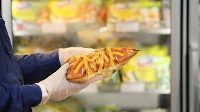 Unas patatas fritas en un supermercado.