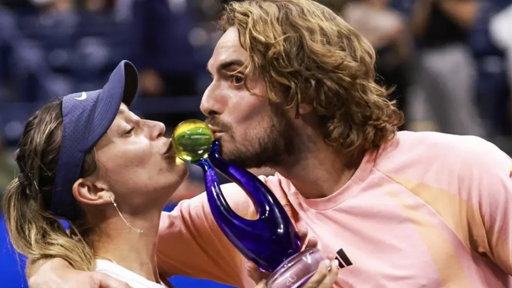 Paula Badosa y Stefanos Tsisipas celebrando la victoria.