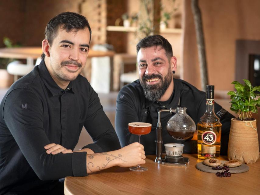 El chef Carlos Casillas del restaurante ‘Barro’ junto a su bartender Jorge Palacios presentando su Carajillo ‘Valor  43’.