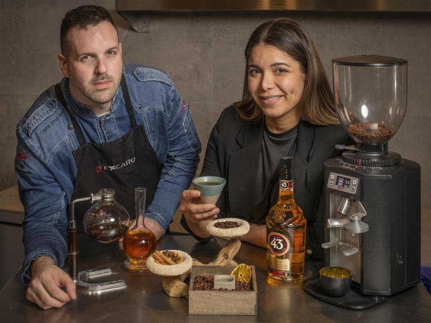 El chef Carlos G. Moreno del restaurante ‘Dexcaro’ junto a su bartender Thamiris Mendoza presentando su  Carajillo 43 ‘Japonés’.