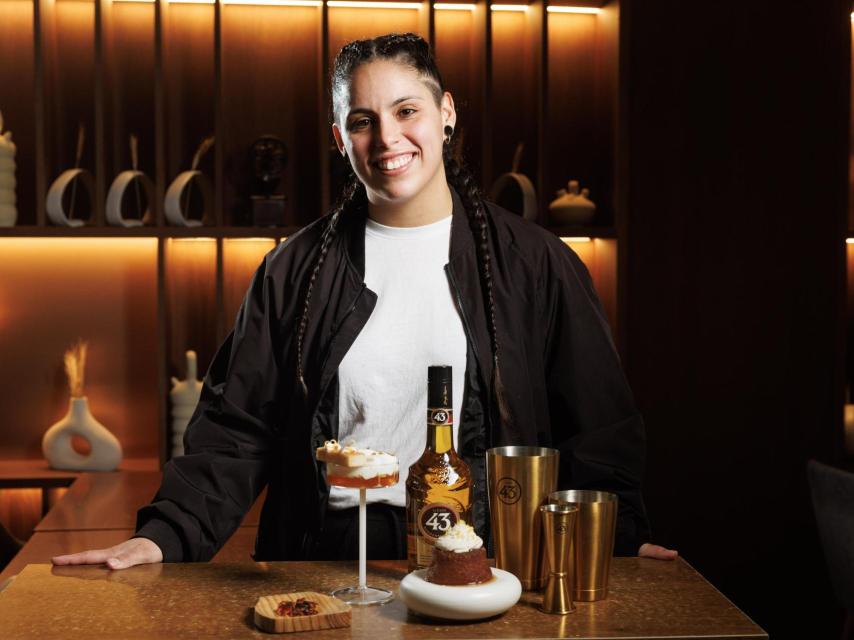 La bartender Susana Gordillo de ‘Aleph’ presentando su Carajillo ‘Baba María’.