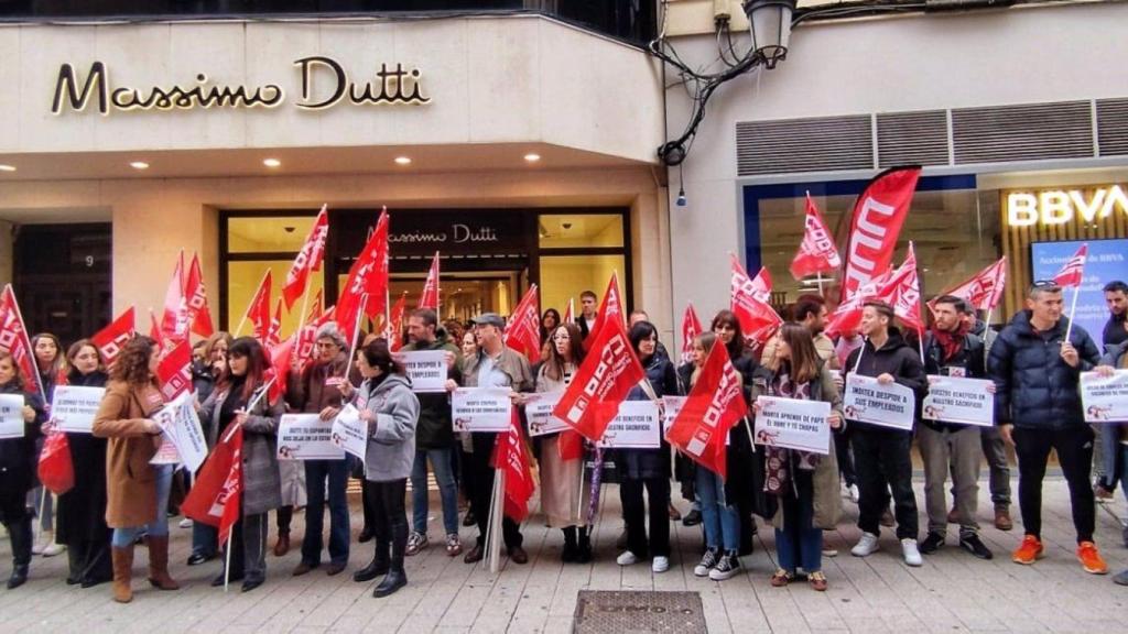 Protesta por el cierre de Massimo Dutti en Ciudad Real a las puertas de la tienda.