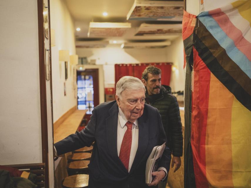 Luis María Anson, entrando a la taberna de Pablo Iglesias en Lavapiés.