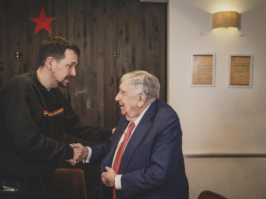 Saludo entre Luis María Anson y Pablo Iglesias.