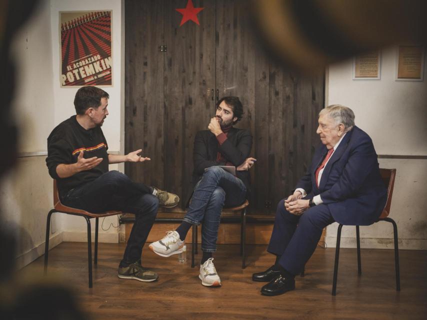 Comienza el debate en la Taberna Garibaldi.