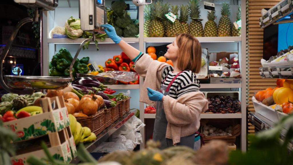 Ana Gironés pesando una fruta.