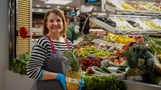 Ana Gironés con uno de sus productos estrella, la piña.