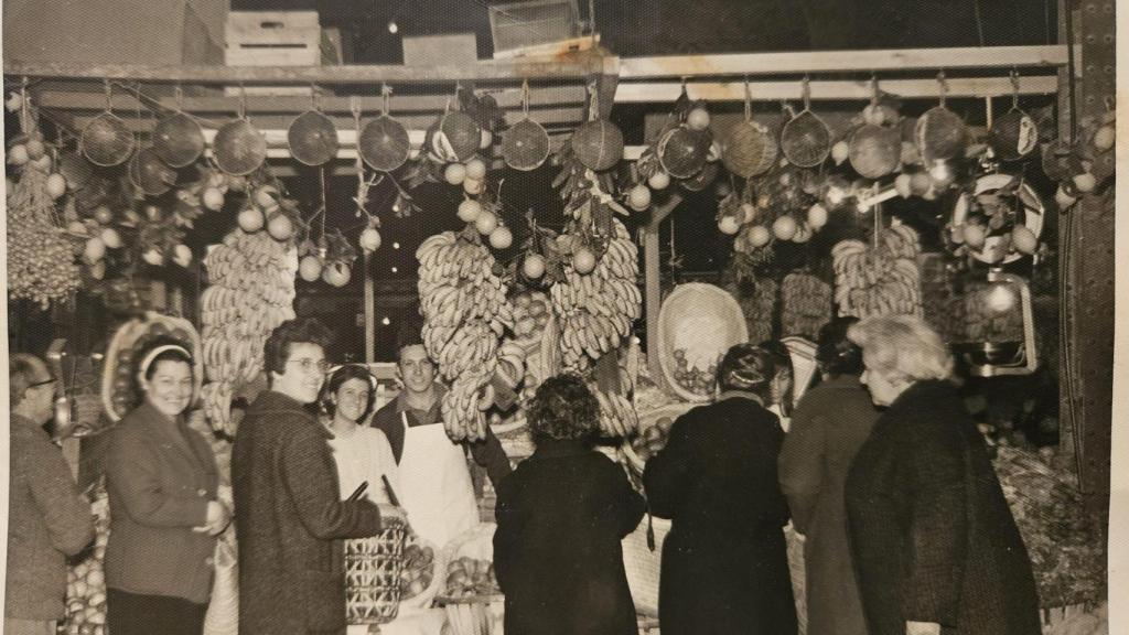 Puesto en el Mercado Central, en la plaza de las Flores, en la década en el año 1958 aproximadamente con el padre de Ana en el puesto.