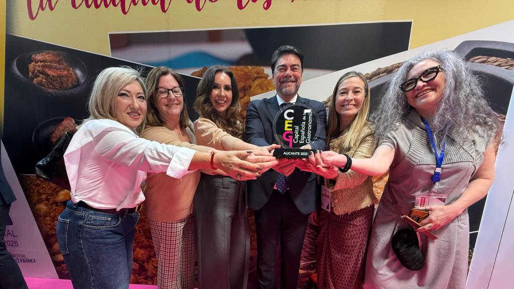 El alcalde Luis Barcala, centro, junto a Ana Poquet y Lidia López y las representantes de la hostelería alicantina.