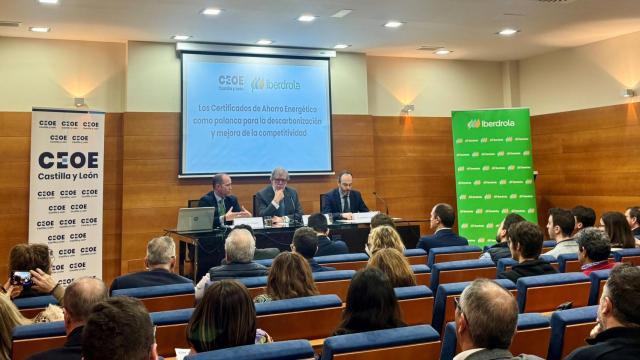 Miguel Calvo, delegado de Iberdrola en la comunidad, Alfonso Arroyo, director general de Energía y Minas de la Junta de Castilla y León y Santiago Aparicio, presidente de CEOE CyL, durante la inauguración de la jornada