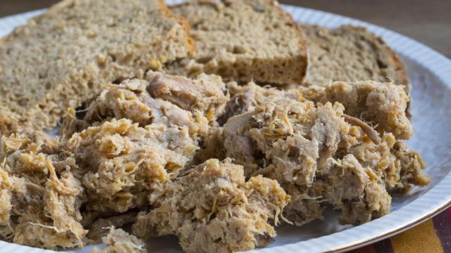 Un plato de chicharrones gallegos con pan