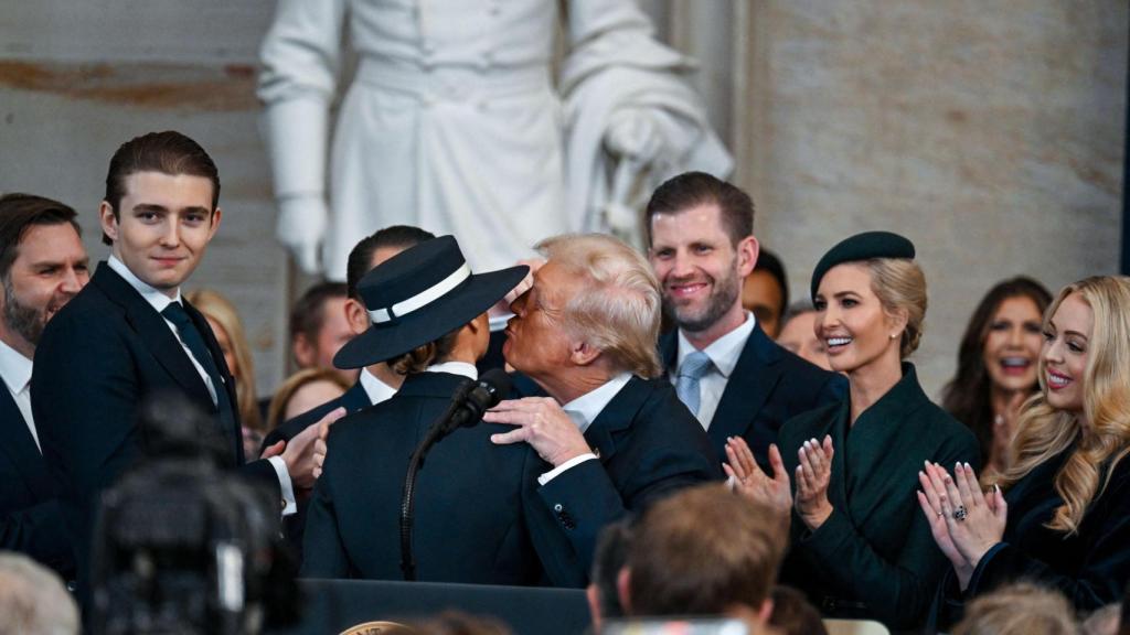 Barron, junto con sus padres y hermanos.