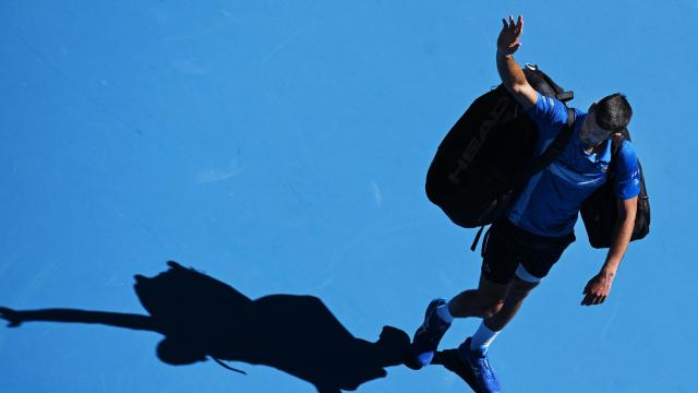 Djokovic dice adiós al público del Open de Australia tras anunciar su retirada en las semifinales.