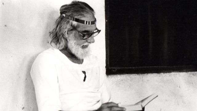 Ernesto Cardenal leyendo en la isla de Solentiname. Foto cedida por la Fundación Banco Santander