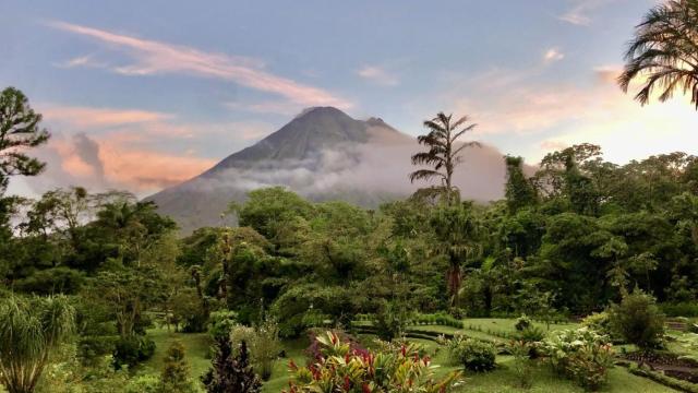 Atardecer en frente al volcán Arenal en Costa Rica.