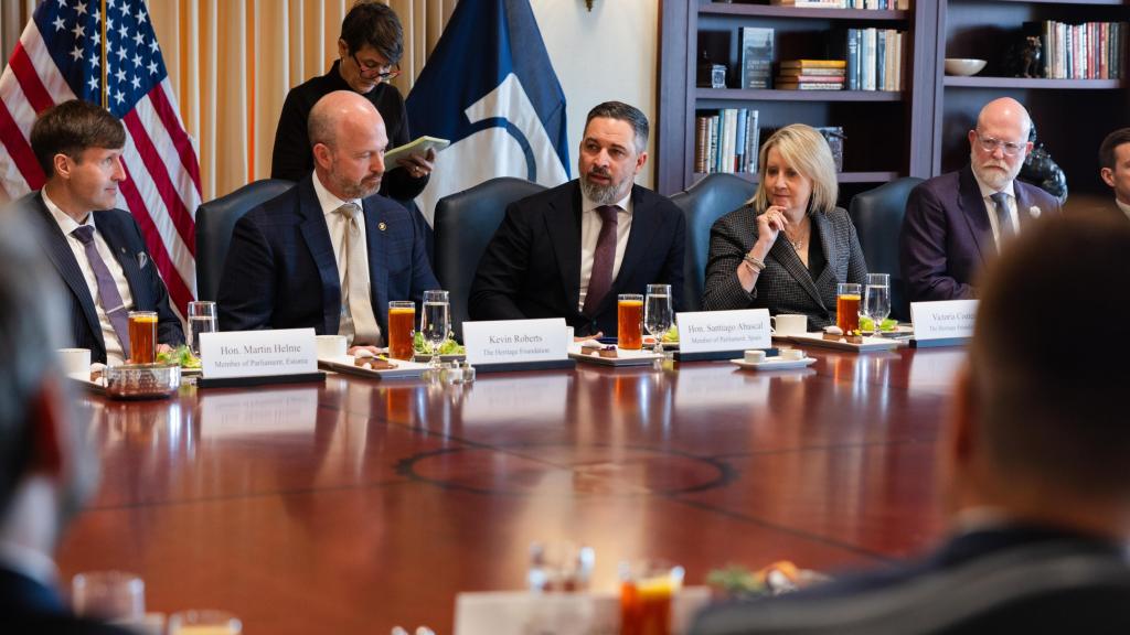 Santiago Abascal, junto al presidente de la fundación Heritage, Kevin Roberts, y la vicepresidenta de la institución, Victoria Coates.