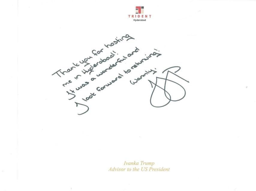 Una tarjeta escrita por Ivanka con su firma.